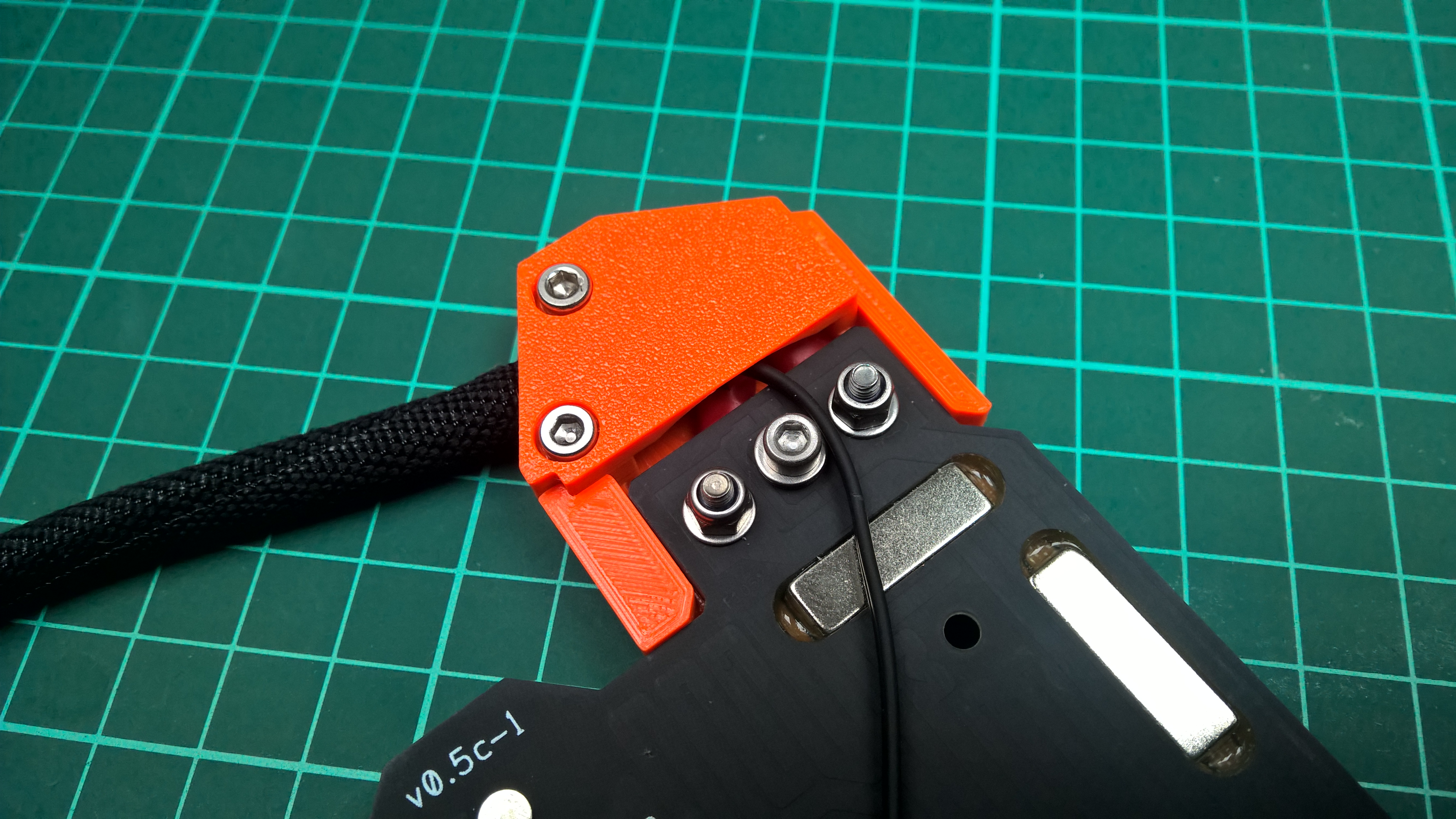 Angled heatbed cable cover (REMIX) - photo 2