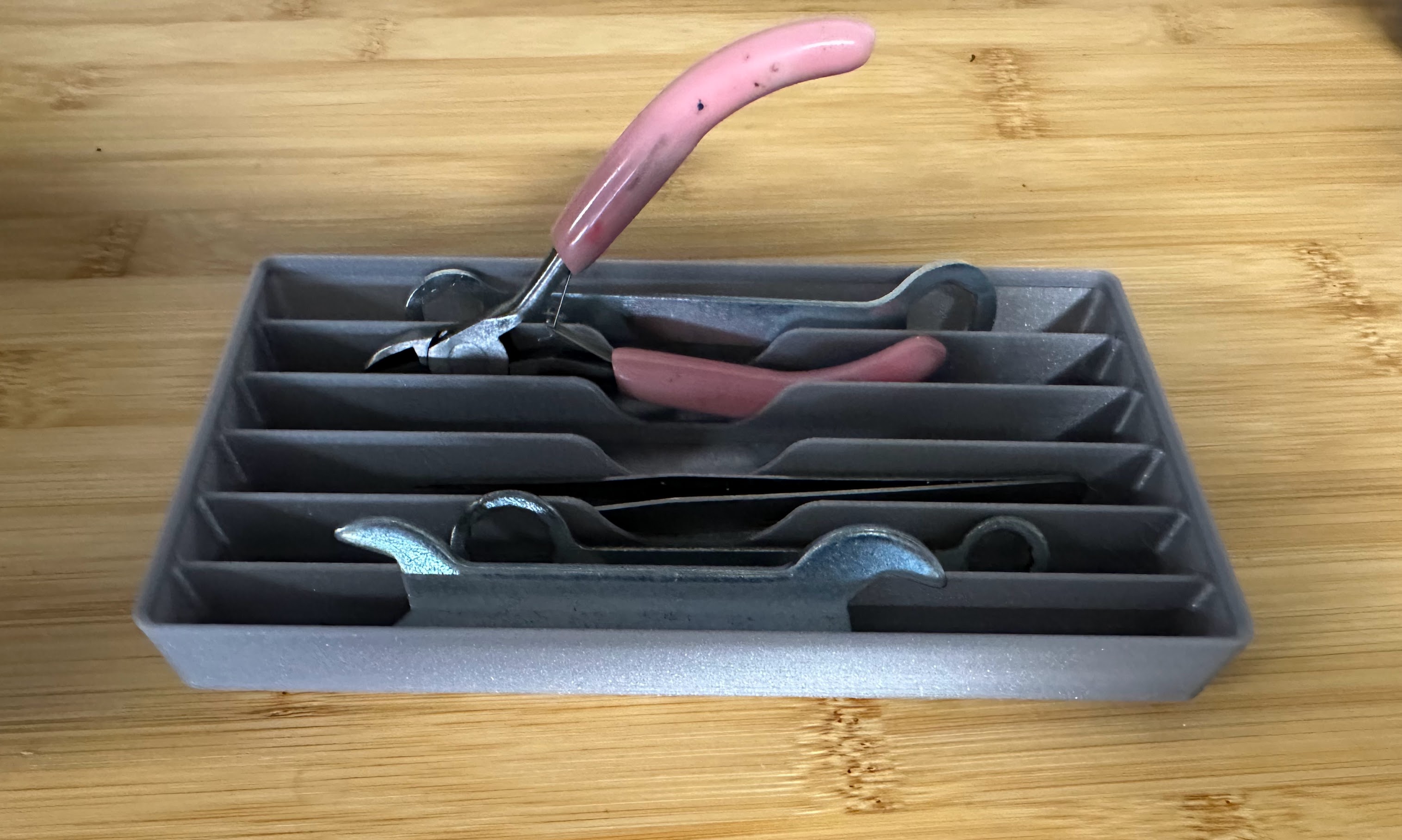 Gridfinity genric slotted tray with finger cutout 2x4x0.5