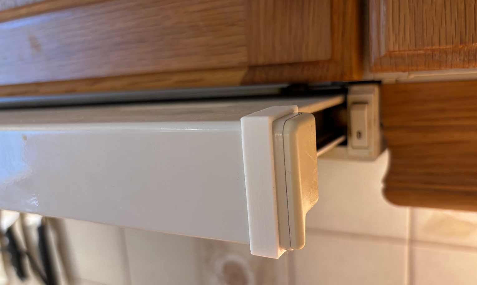 Kitchen fan light switcher