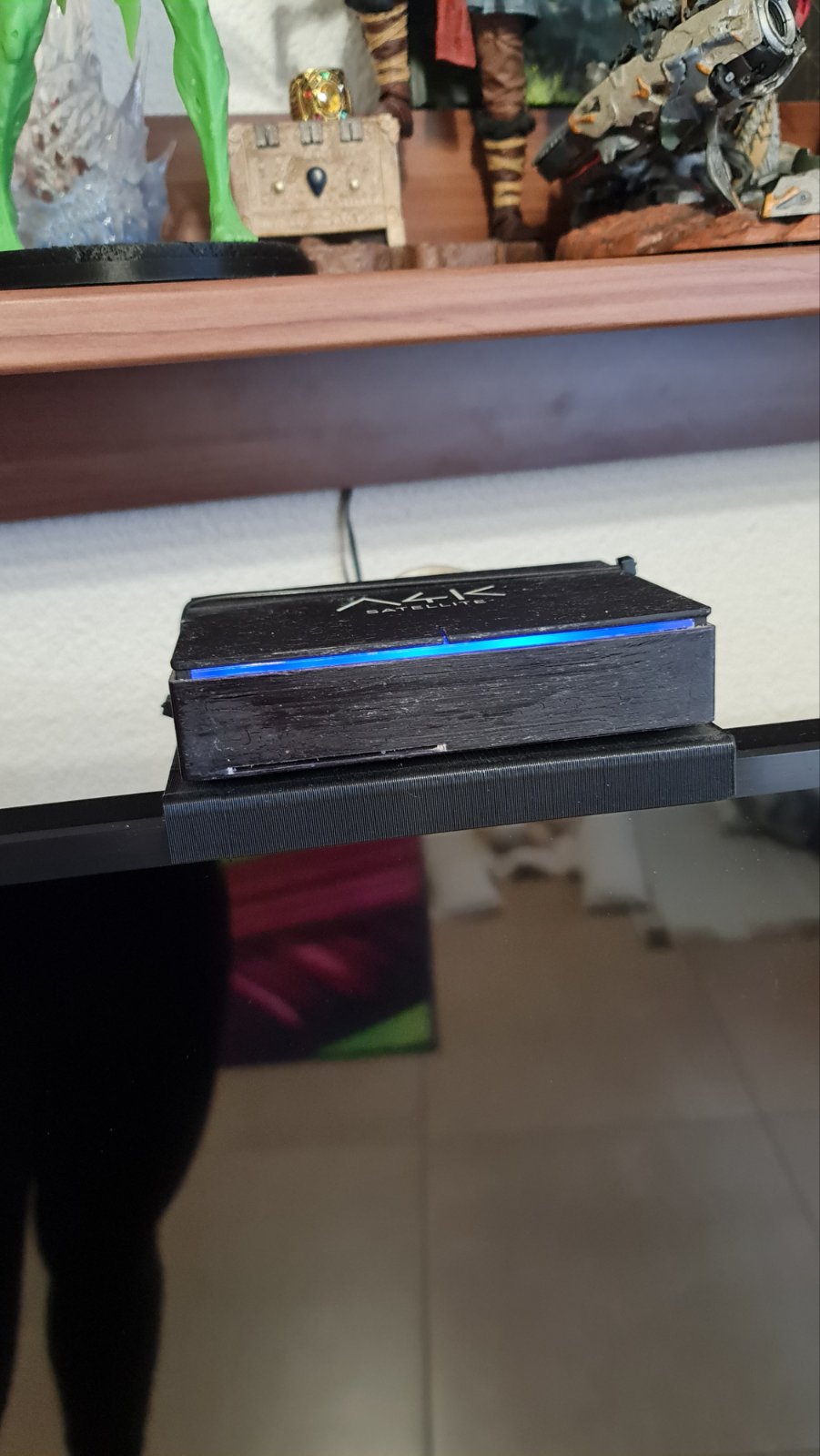 TV shelf - photo 3