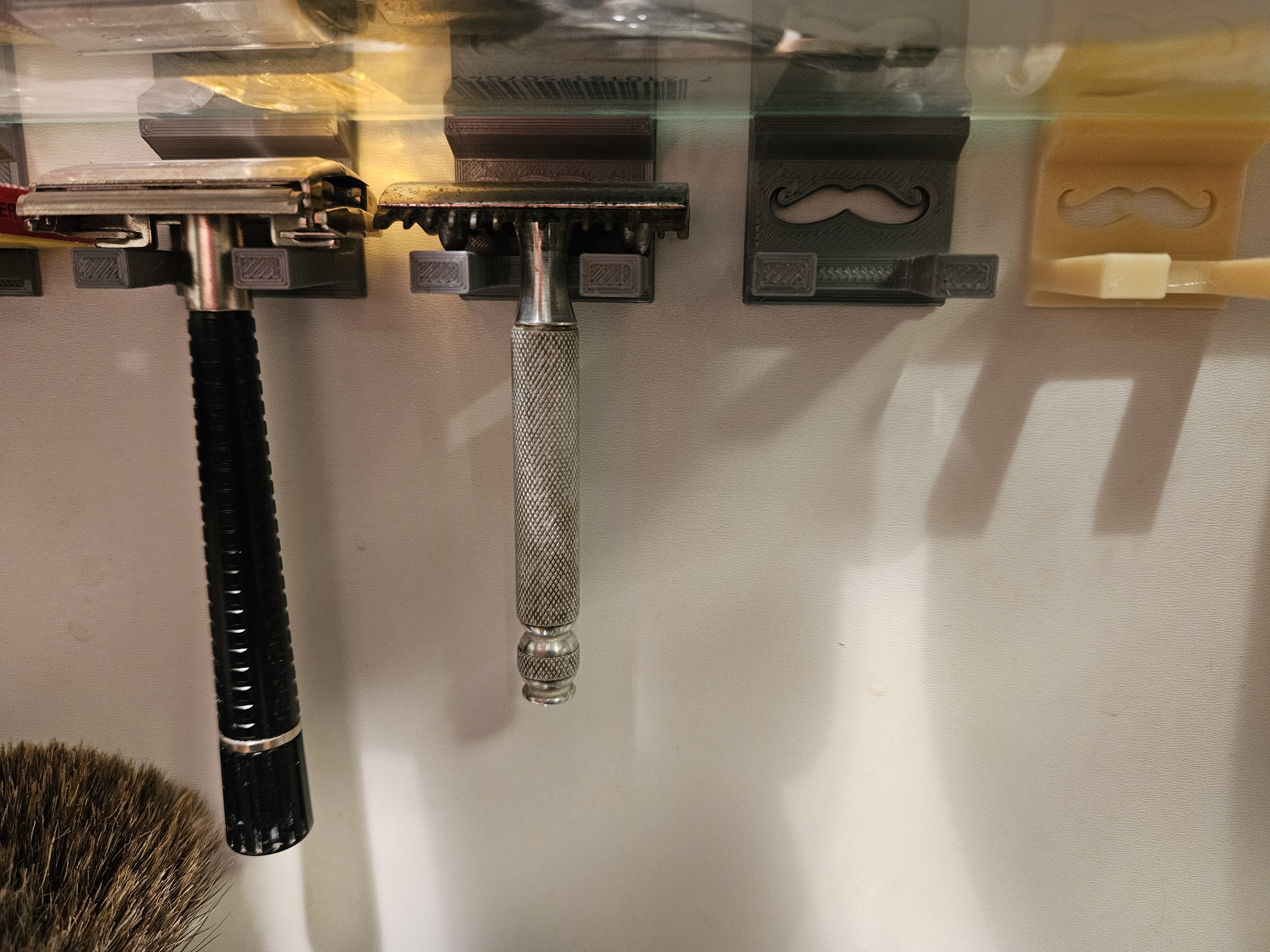 Razor holder for 5mm glass shelf
