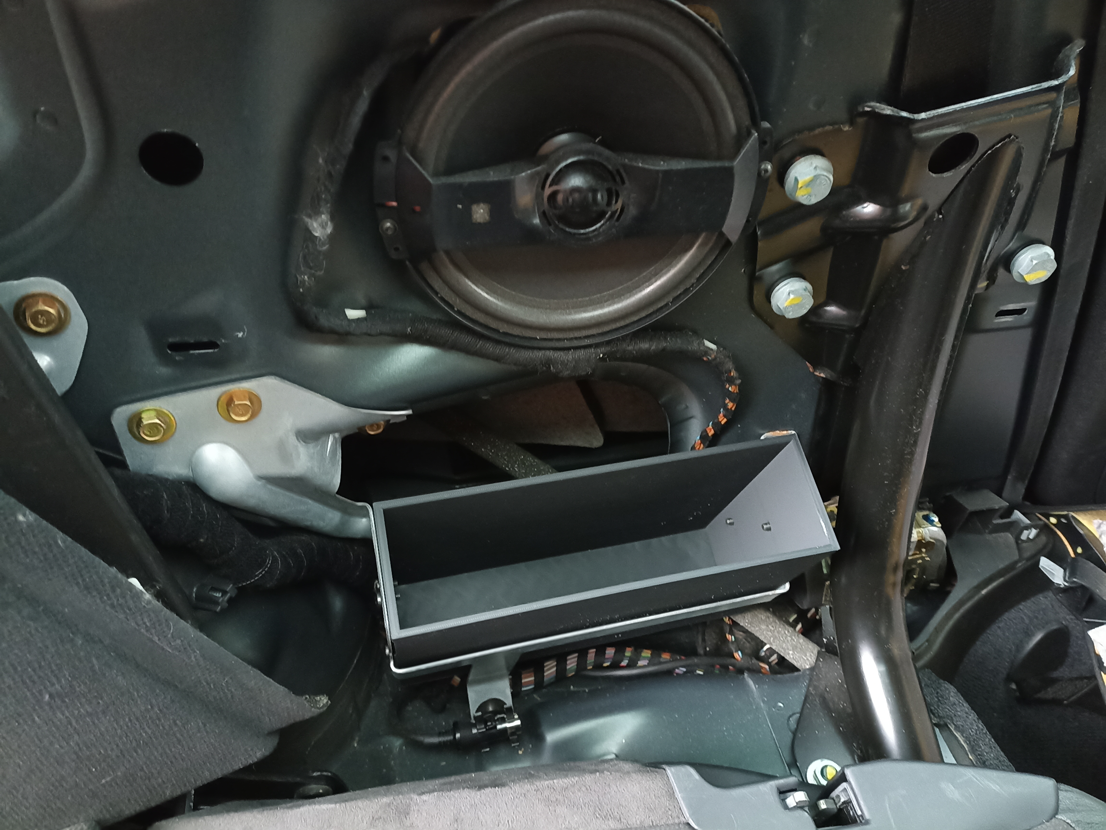 Audi TT 8N CD Changer replacement (more Storage)