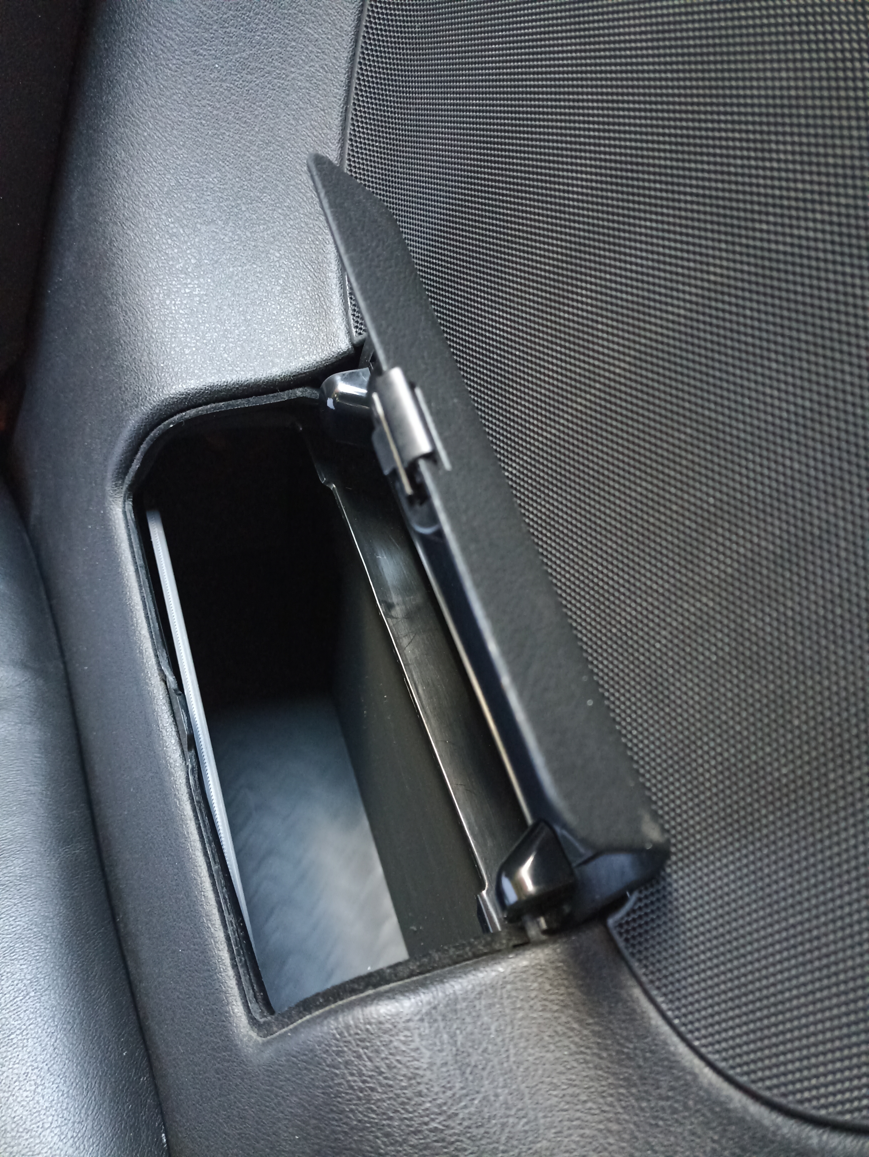 Audi TT 8N CD Changer replacement (more Storage) - photo 2