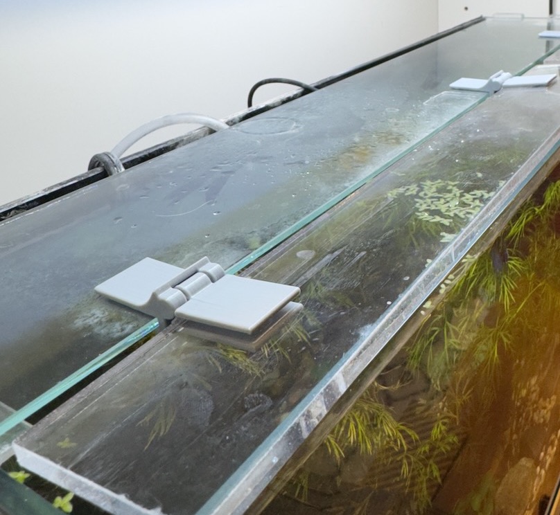 Hinge between acrylic and glass panels of aquarium lid - photo 2