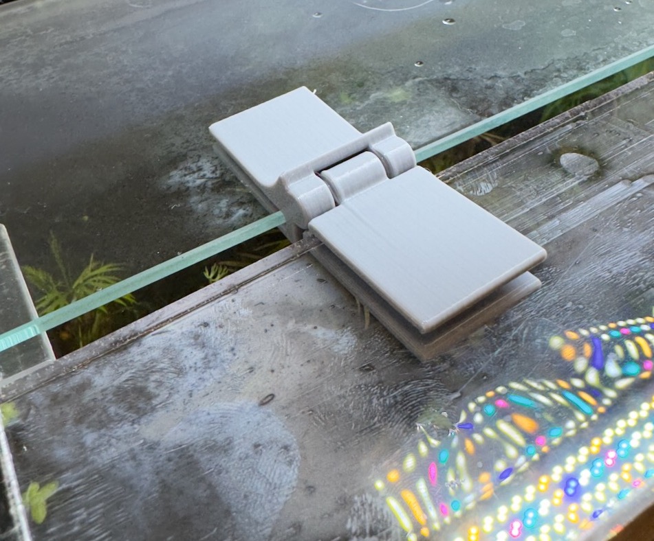 Hinge between acrylic and glass panels of aquarium lid - photo 3