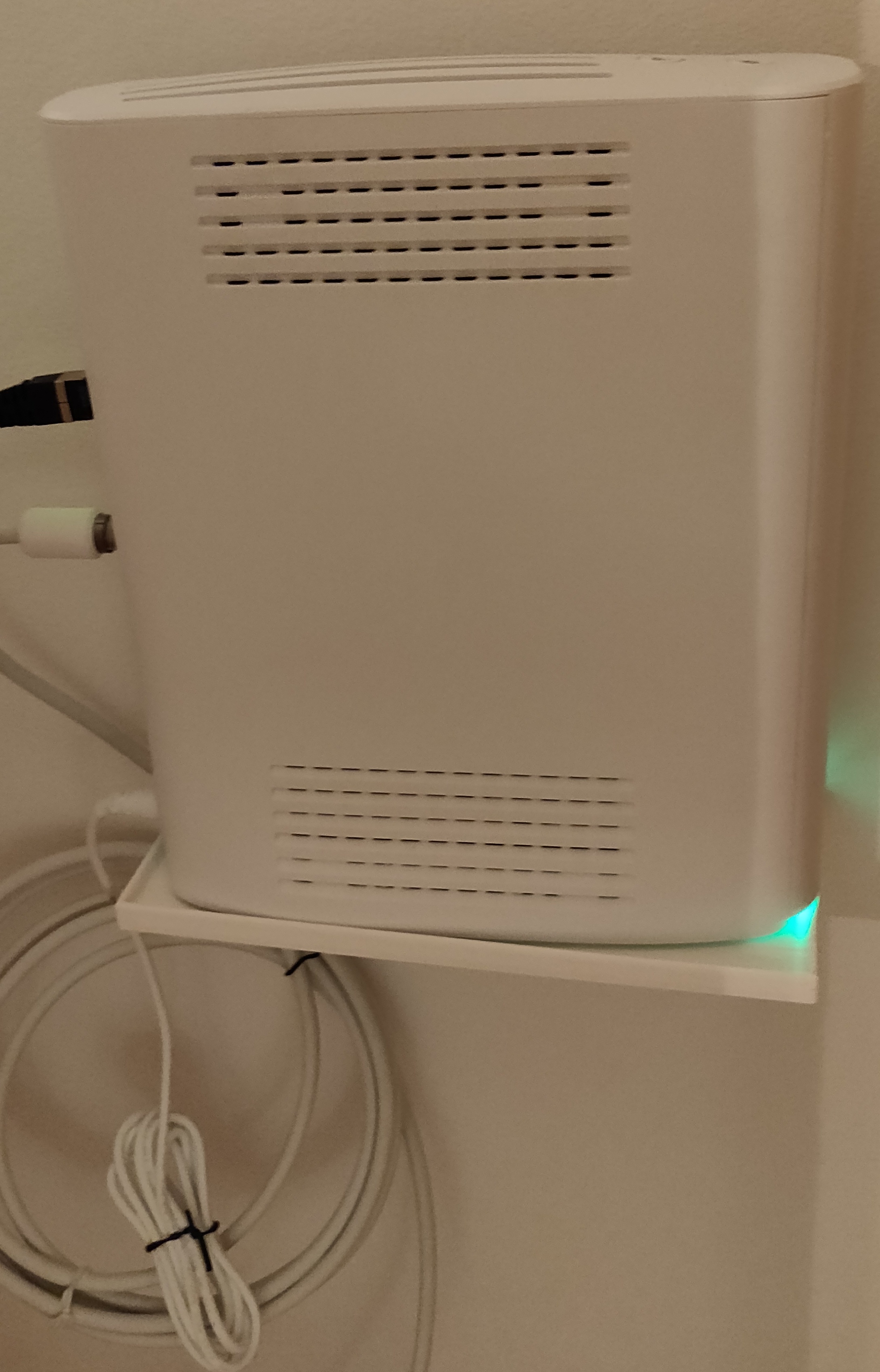 Wall mount shelf for cable modem (Sagemcom WiFi Hub C2 - F@ST 3890V3 CHWU) - photo 2