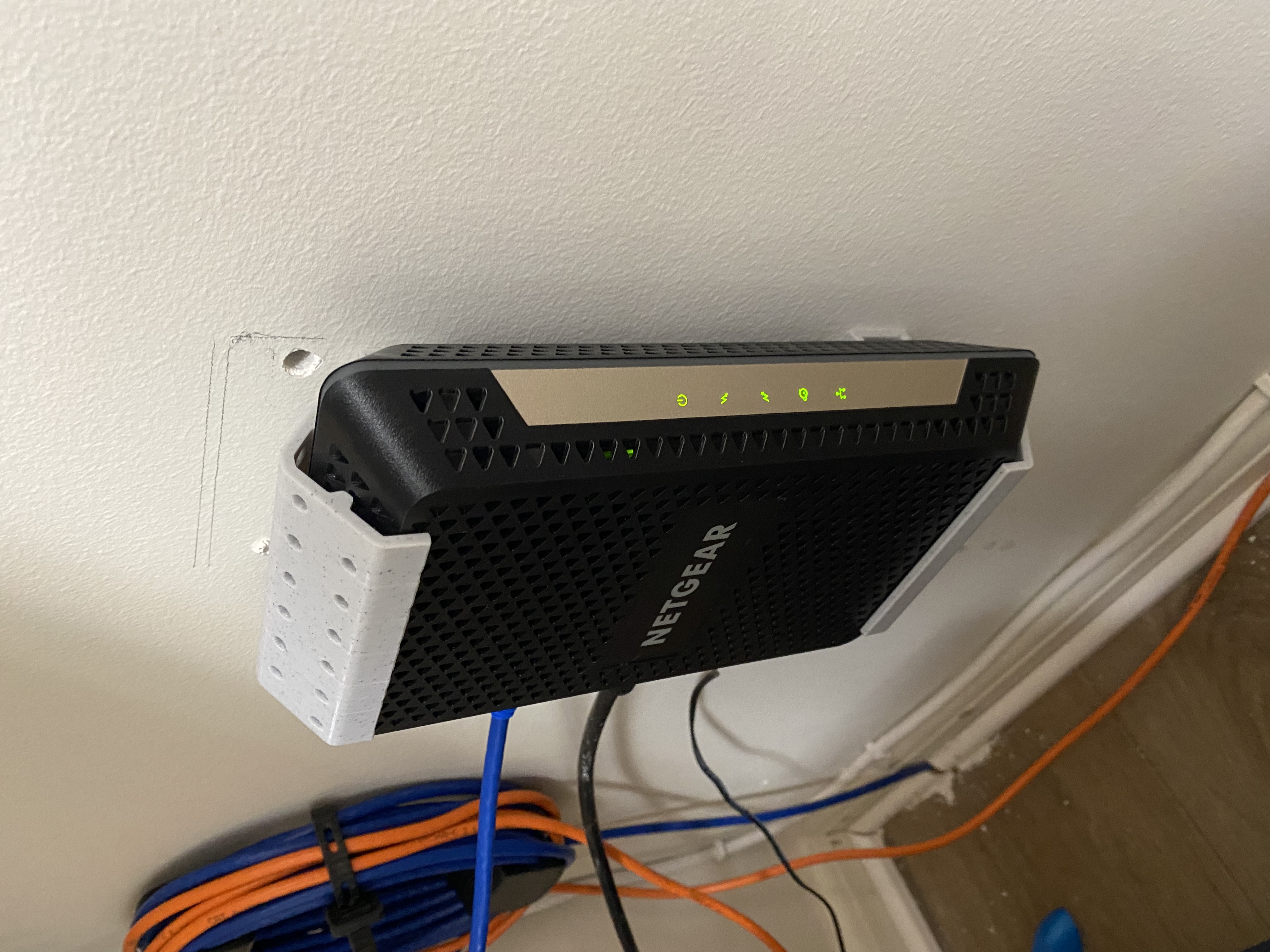 Netgear CM600 / CM1000 Wall Mount - photo 4