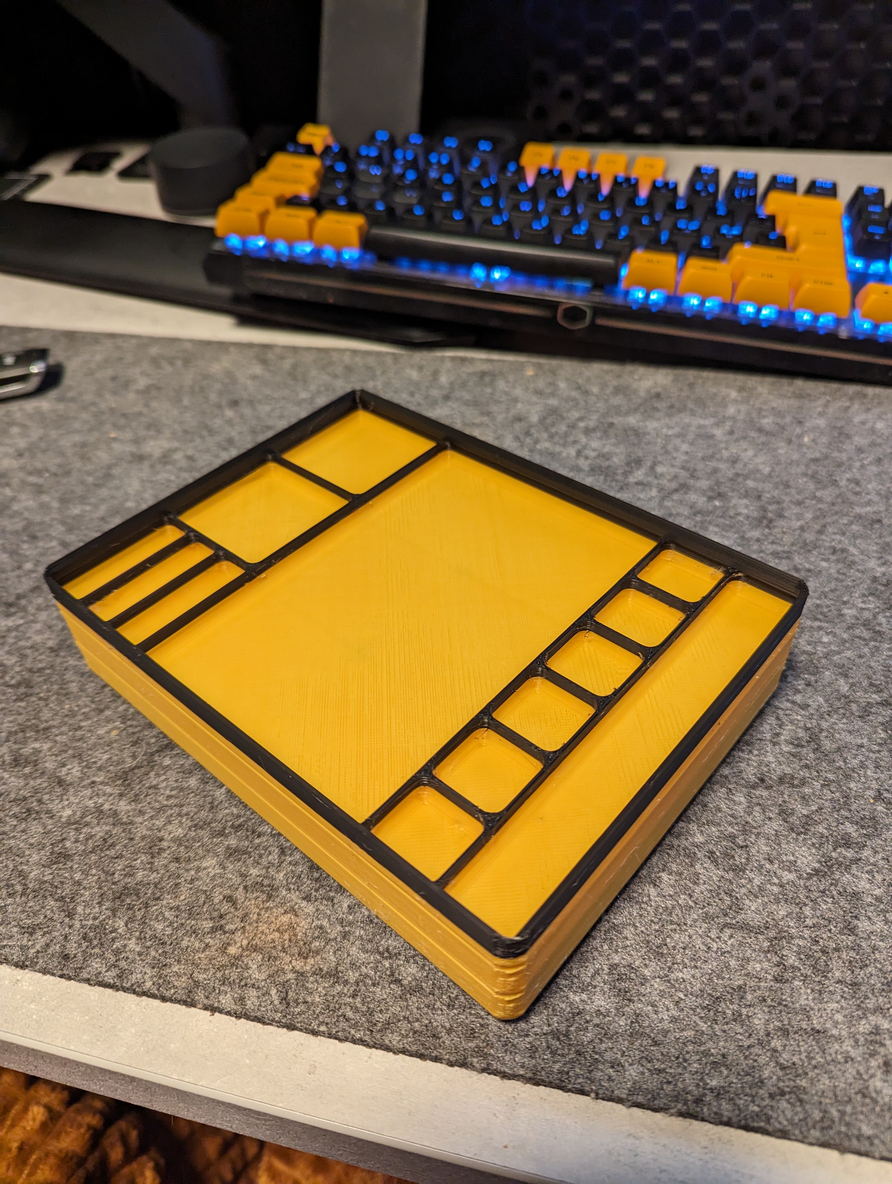 Gridfinity small parts tray (stackable) - photo 2