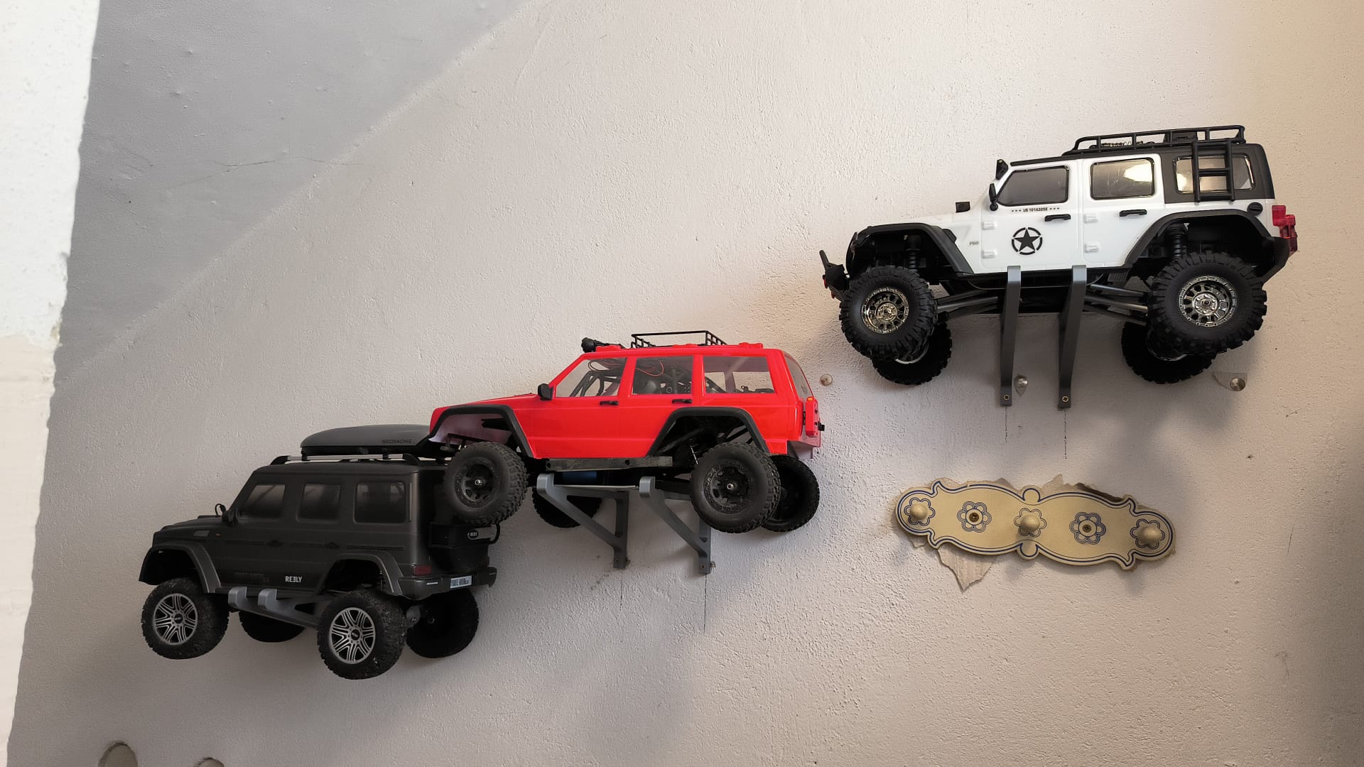 RC holder for axial or wall mount shelf