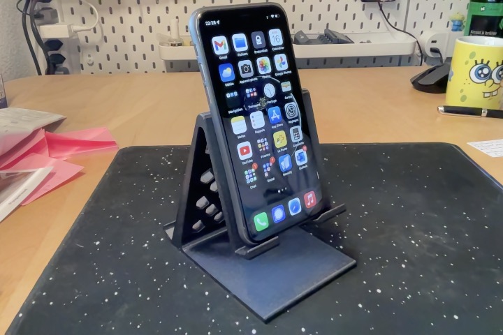 Big phone and tablet stand, no supports needed