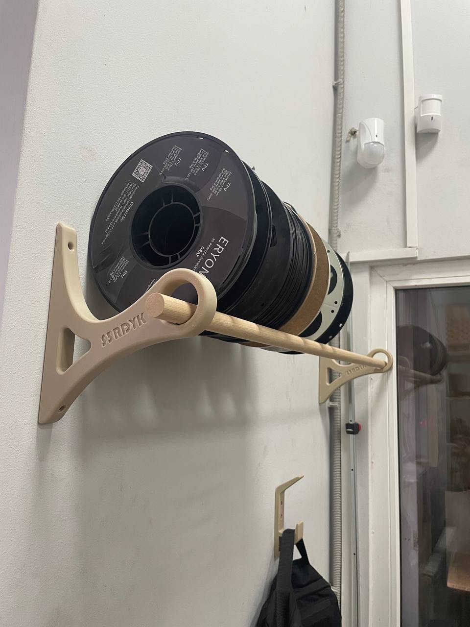 Spool storage shelf