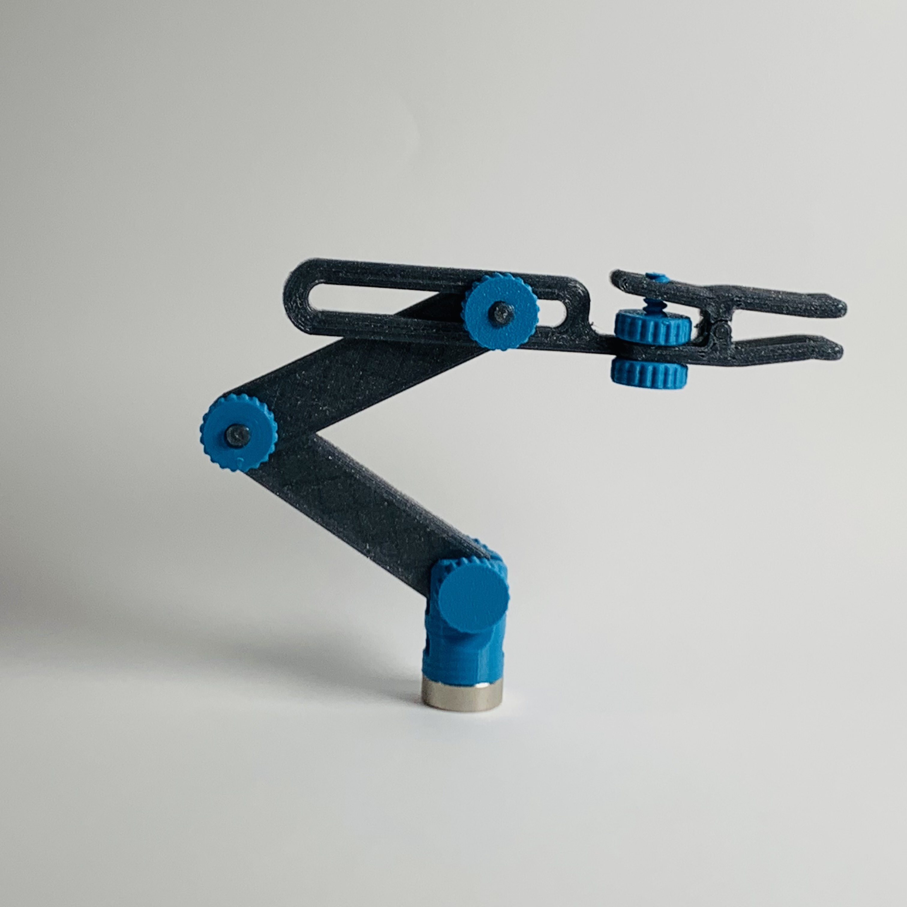 Magnetic clamp arm