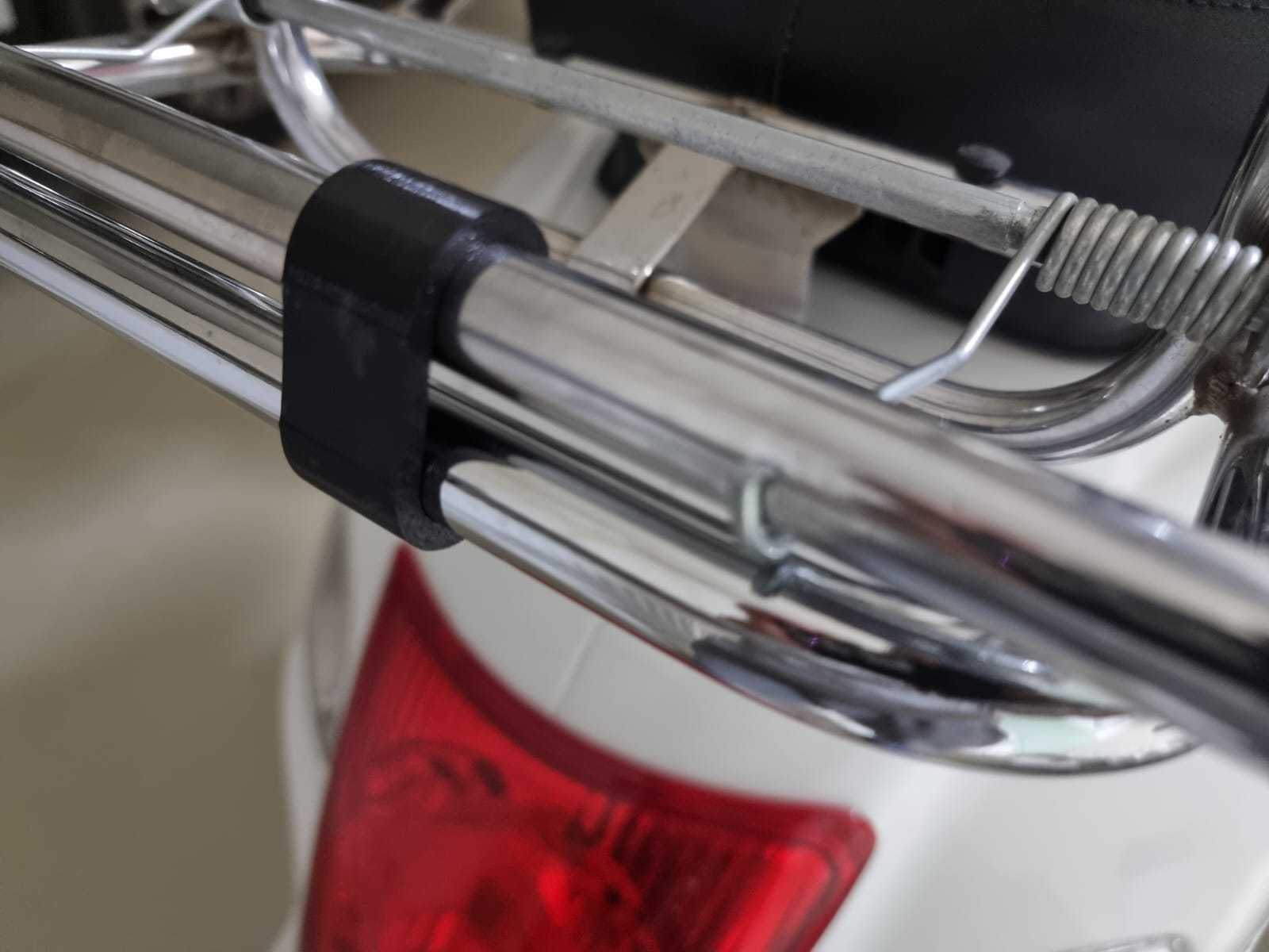 Vespa rack hold down clip / Vespa rack bushing