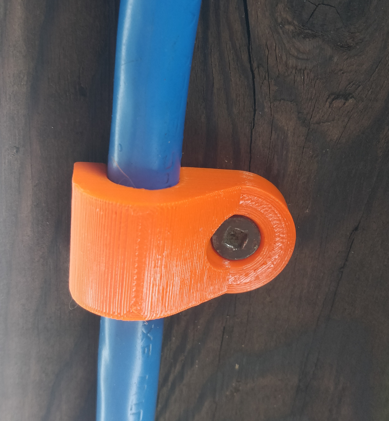 Attache pour tuyau ( tube clamp ), with optional squish