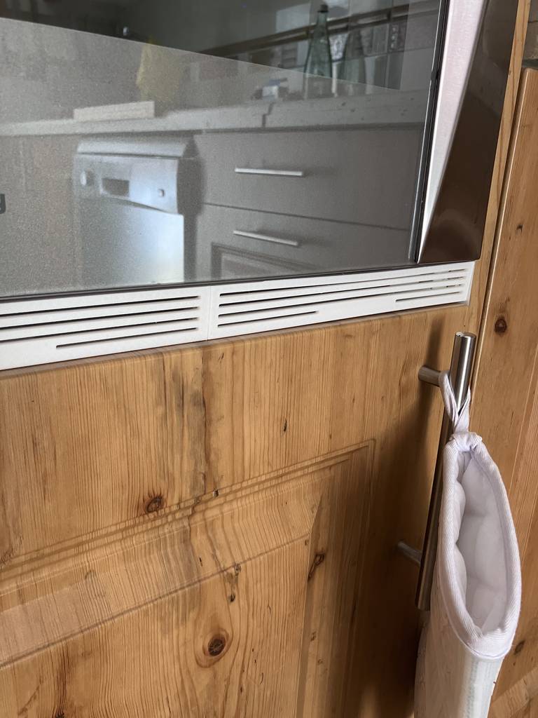 Narrow ventilation grille for a kitchen cabinet v2