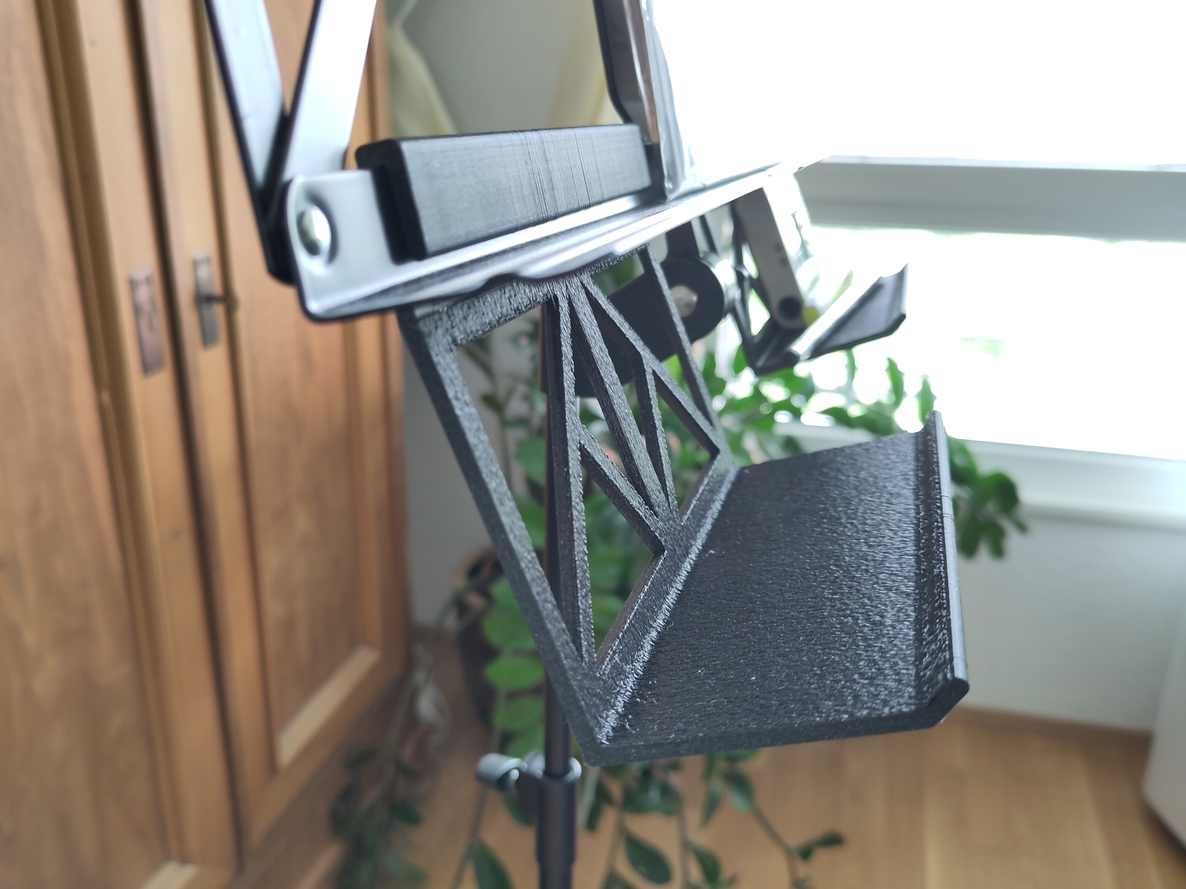 Music stand shelf