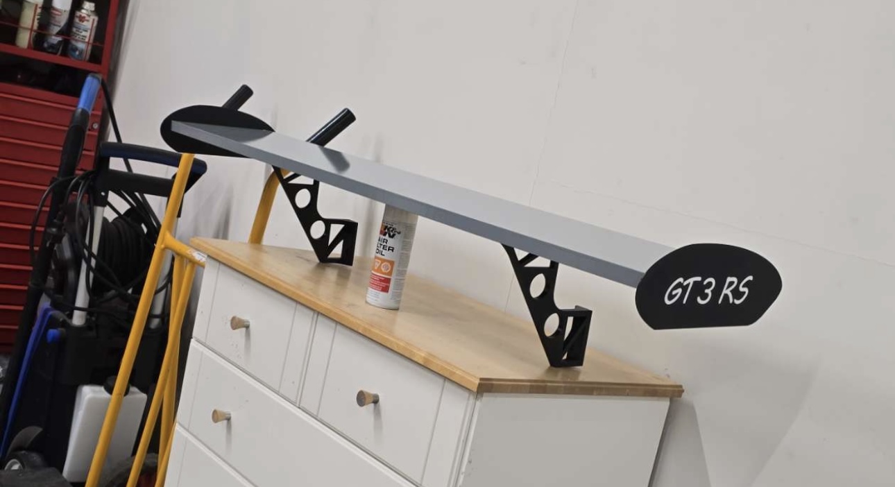 Car wing / spoiler shelf